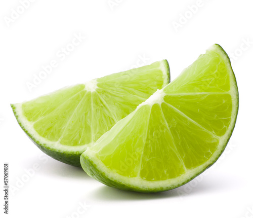 Dekoracja na wymiar  segment-owocow-cytrusowych-limonki-na-bialym-tle-na-biale-tlo-wylacznik