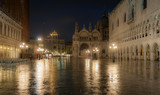 Fototapeta Uliczki - Doge's Palace at night, Venice, Italy