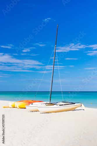 Board z aluminiowym obramowaniem Łodzie żaglowe na słynnej plaży varadero na Kubie