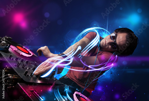 Plakat na papierze fotorealistycznym Disc jockey, grający muzykę z efektami i światłami elektro
