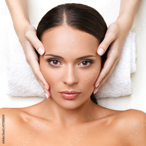 Foto Face Massage. Close-up of a Young Woman Getting Spa Treatment.