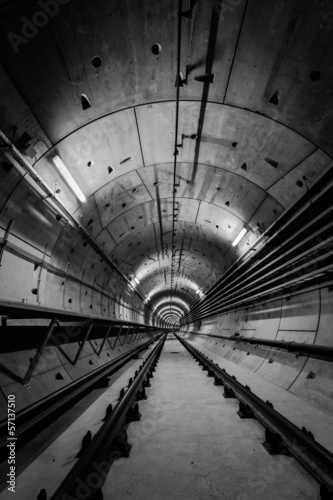 Board z aluminiowym obramowaniem Głęboki tunel metra