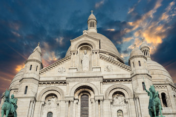 Canvas Print - Beautiful sunset colors over Sacred Heart Cathedral in Montmartr