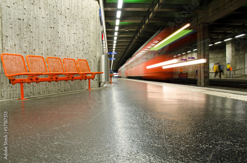 Board z aluminiowym obramowaniem Poczekaj na metro