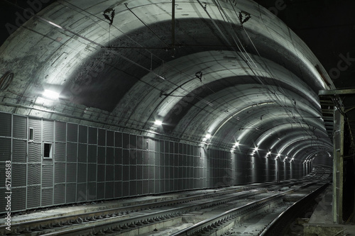 Board z aluminiowym obramowaniem Pusty tunel metra