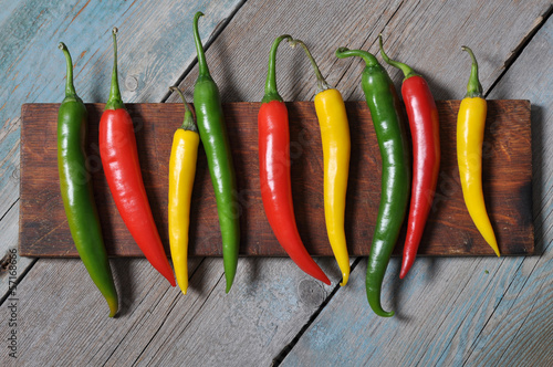 Naklejka samoprzylepna Wielu kolorowych gorących papryczek chili