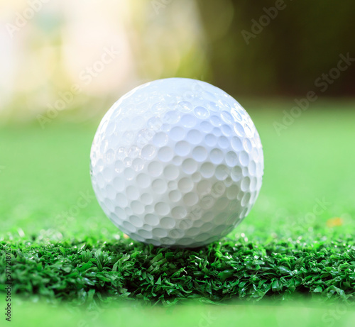 Obraz na płótnie canvas Piłka golfowa