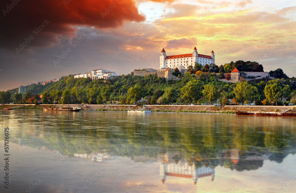 Obraz na płótnie Bratislava castle at sunset, Slovakia w salonie