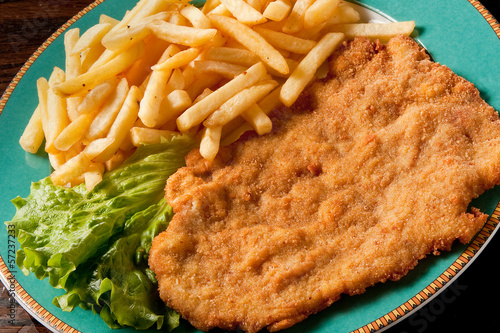 Cuadros en Lienzo cotoletta alla milanese con patate fritte