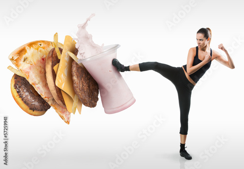 Naklejka samoprzylepna Pasuje młoda kobieta walcząca z fast food