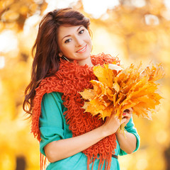 Wall Mural - Young pretty woman walking in the autumn park