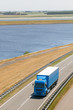 blauer LKW auf Autobahn