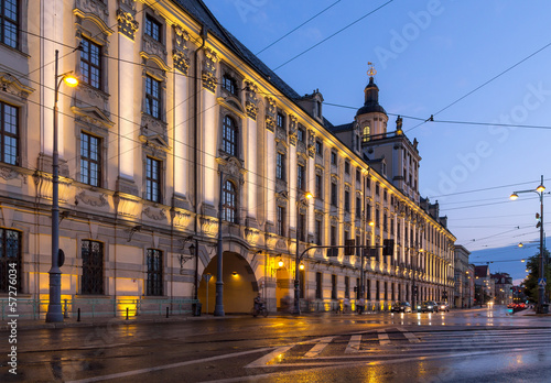 Board z aluminiowym obramowaniem Barokowy gmach uniwersytetu wieczorem