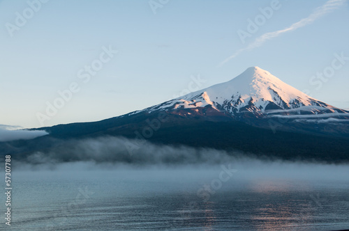 Board z aluminiowym obramowaniem Wulkan osorno z lago lianquihue w porannej mgle
