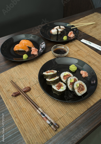 Board z aluminiowym obramowaniem Sushi w barze sushi