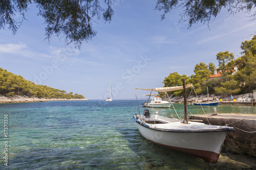 Obraz na płótnie canvas trzyczęściowy "tryptyk" Spokojnej plaży laguny na wyspie hvar, Chorwacja