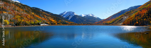 Board z aluminiowym obramowaniem Panoramiczny widok piękny krystaliczny jezioro w Colorado