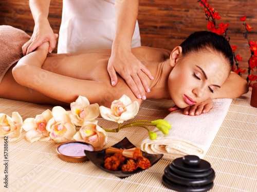 Foto-Duschvorhang nach Maß - Masseur doing massage on woman body in spa salon (von Valua Vitaly)
