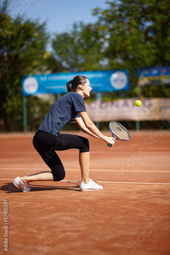 Board z aluminiowym obramowaniem Tenisista wykonujący salwę backhand