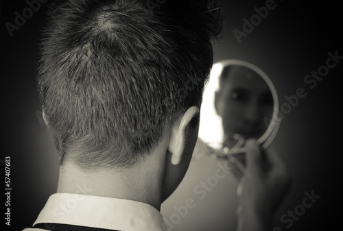 Photographie Regarder dans le miroir et de réflexion