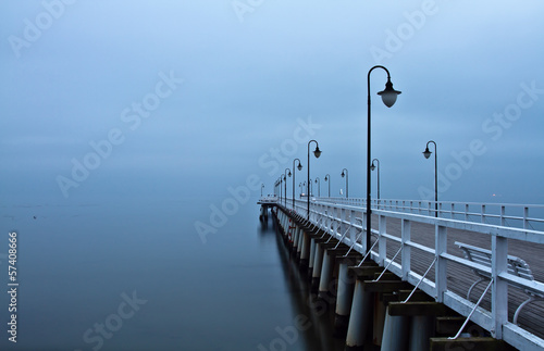 Plakat na papierze fotorealistycznym Wschód słońca na molo nad morzem, gdynia orłowo, polska. 