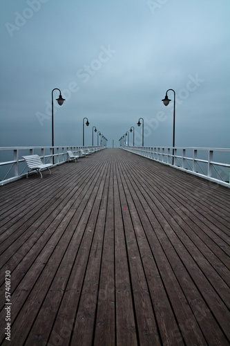 Plakat na papierze fotorealistycznym Wschód słońca na molo nad morzem, gdynia orłowo, polska. 