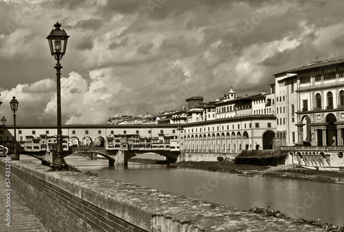 Board z aluminiowym obramowaniem Piękne ponte vecchio w sepii - florence, włochy