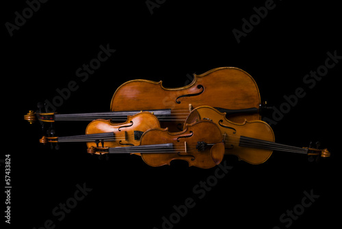 Plakat Dwa skrzypce, altówka i wiolonczela na czarnym tle