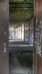 Wall Mural - Blick durch eine Türe in eine verlassene Halle