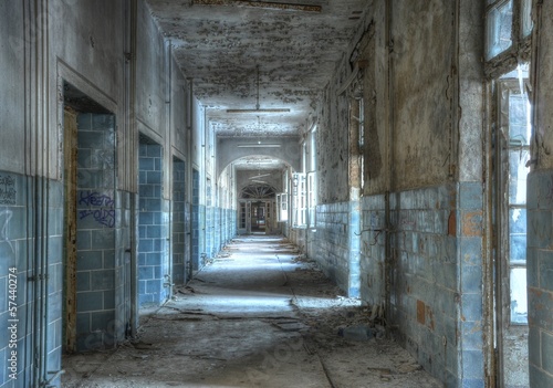 Obraz w ramie Old corridor in a abandoned hospital