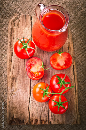 Board z aluminiowym obramowaniem Sok pomidorowy i świeże pomidory organiczne