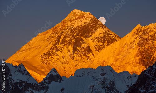 Board z aluminiowym obramowaniem Złota piramida mount everest (8848 m) o zachodzie słońca. 