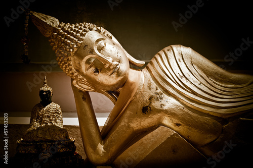 Obraz na płótnie canvas trzyczęściowy "tryptyk" Złota statua odpoczywającego Buddha. 