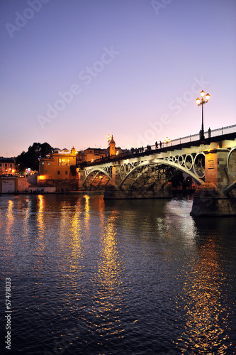 Board z aluminiowym obramowaniem Noc Sewilli, Triana Bridge, Hiszpania