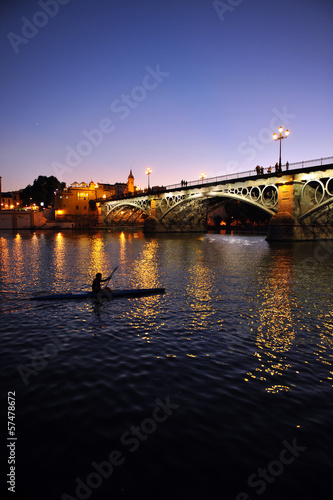 Board z aluminiowym obramowaniem Most triana o zmierzchu, Sewilla, Hiszpania