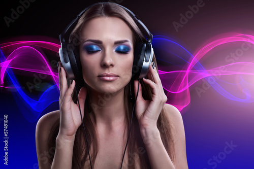 Plakat na papierze fotorealistycznym Młoda kobieta dj korzystających z muzyki w słuchawkach