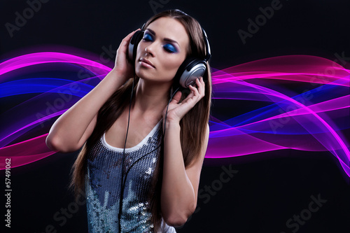 Plakat na papierze fotorealistycznym Kobieta dj ciesząc się muzyką w słuchawkach