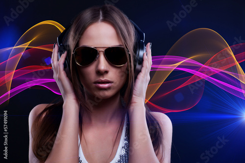 Plakat na papierze fotorealistycznym Kobieta dj ciesząc się muzyką w słuchawkach