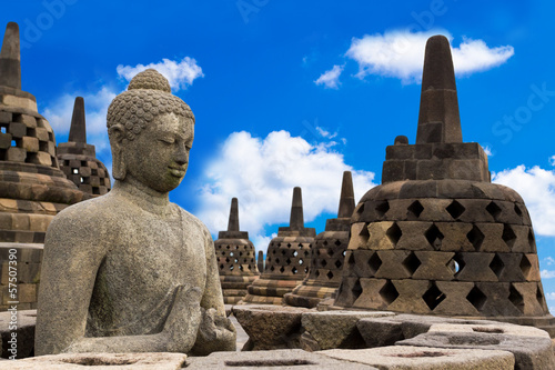 Obraz na płótnie canvas dwuczęściowy "dyptyk" Budda w świątyni borobudur przeciw błękitne niebo z chmurami