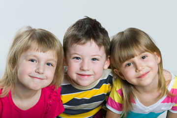 Fototapete - Closeup portrait of three cheerful children