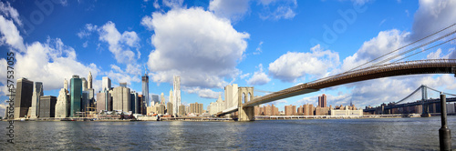 Obraz w ramie Manhattan skyline and Brooklyn Bridge, New York