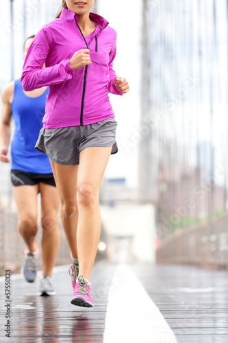 Board z aluminiowym obramowaniem Bieganie ludzie - para jogging w Nowym Jorku