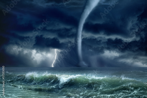Obraz na płótnie canvas Tornado, błyskawica, morze