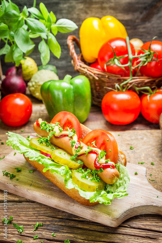 Board z aluminiowym obramowaniem Domowy hot doga ze świeżymi składnikami