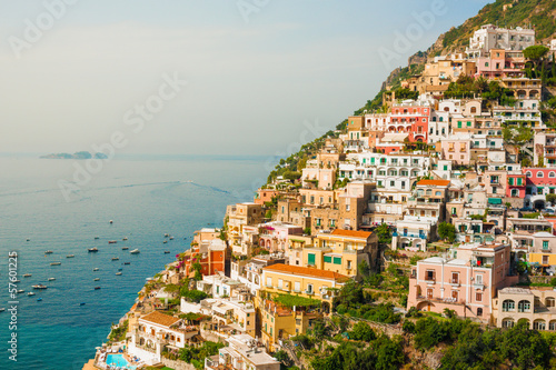 Board z aluminiowym obramowaniem Widok positano miasto przy wschodem słońca na Amalfi wybrzeżu, Italy