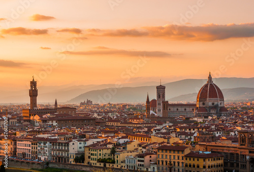 Board z aluminiowym obramowaniem Złoty zachód słońca nad florence, Włochy