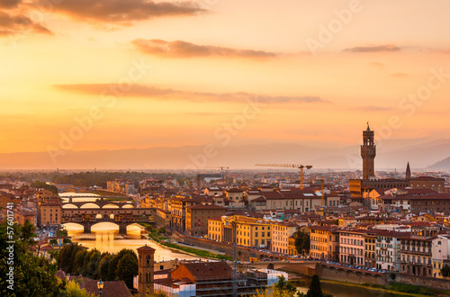 Board z aluminiowym obramowaniem Złoty zachód słońca nad rzeką Arno, Florencja, Włochy