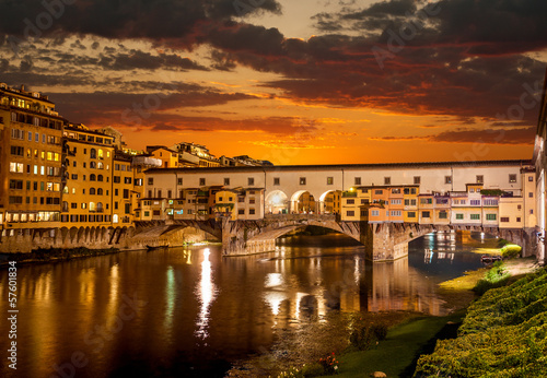 Board z aluminiowym obramowaniem Wschód słońca nad rzeką arno i ponte vecchio, florencja, Włochy