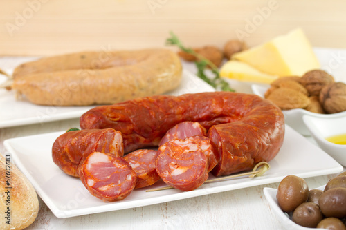 Naklejka samoprzylepna Chorizo ​​na danie z serem i oliwkami
