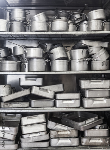 Board z aluminiowym obramowaniem Półka pełna garnków